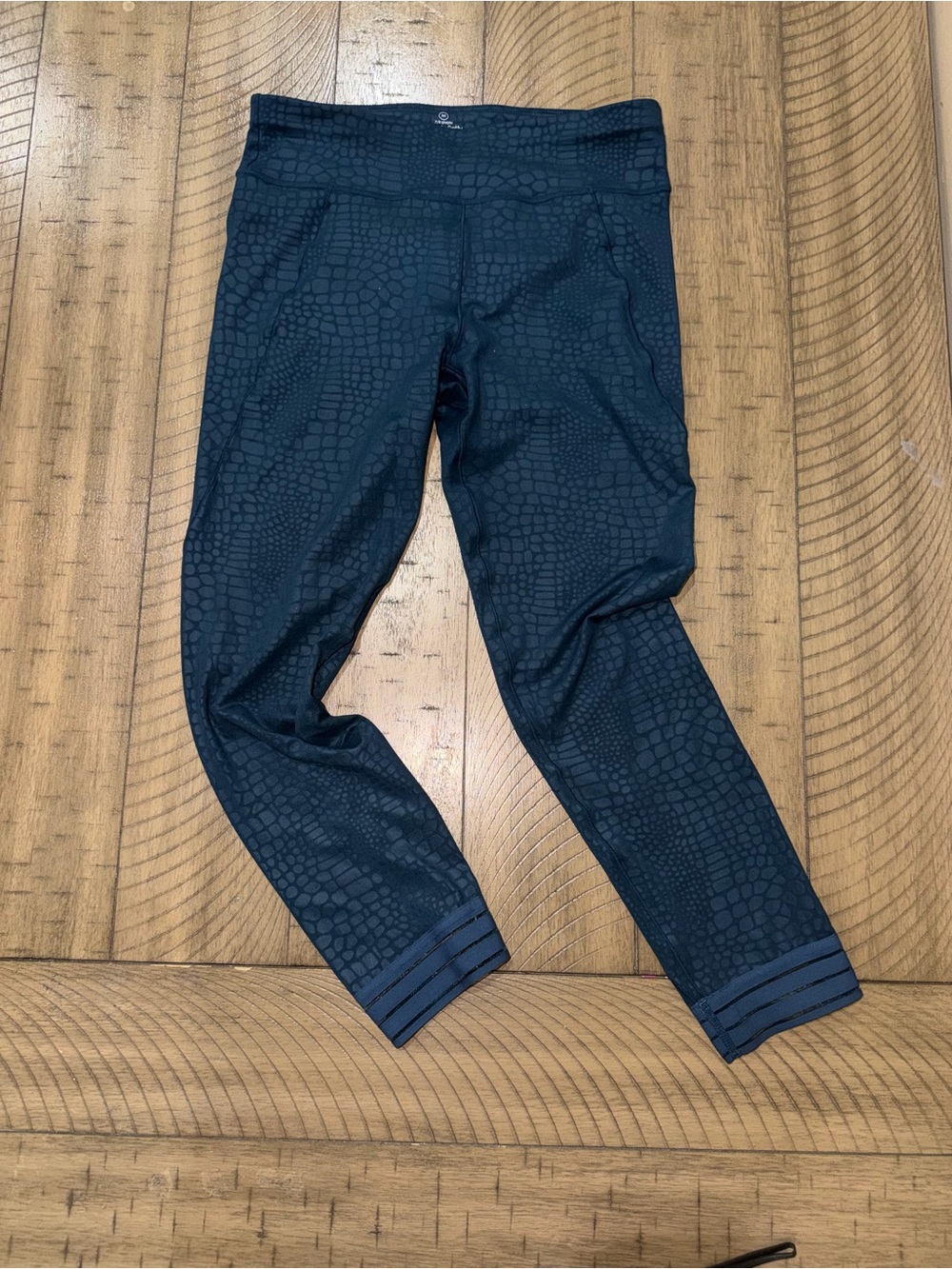 Sweaty Betty Navy Cropped Leggings with Subtle Reptile Texture